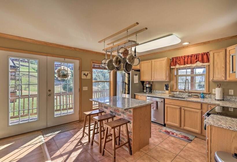1/2 Mi To River: Spacious Blue Ridge Gem W/ Views!