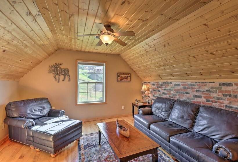 1/2 Mi To River: Spacious Blue Ridge Gem W/ Views!