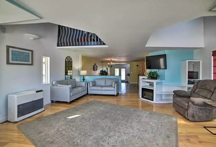 Sun Soaked Coastal Cottage W/ Deck + Walk To Beach