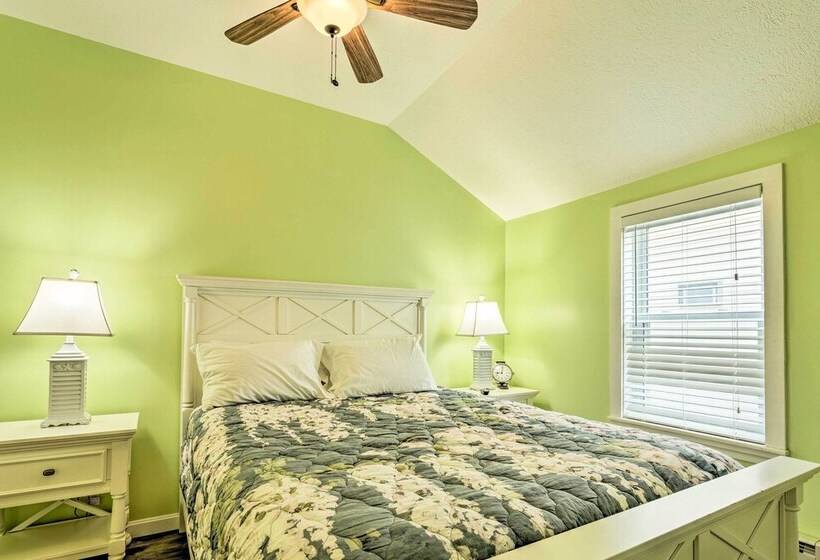 Sun Soaked Coastal Cottage W/ Deck + Walk To Beach