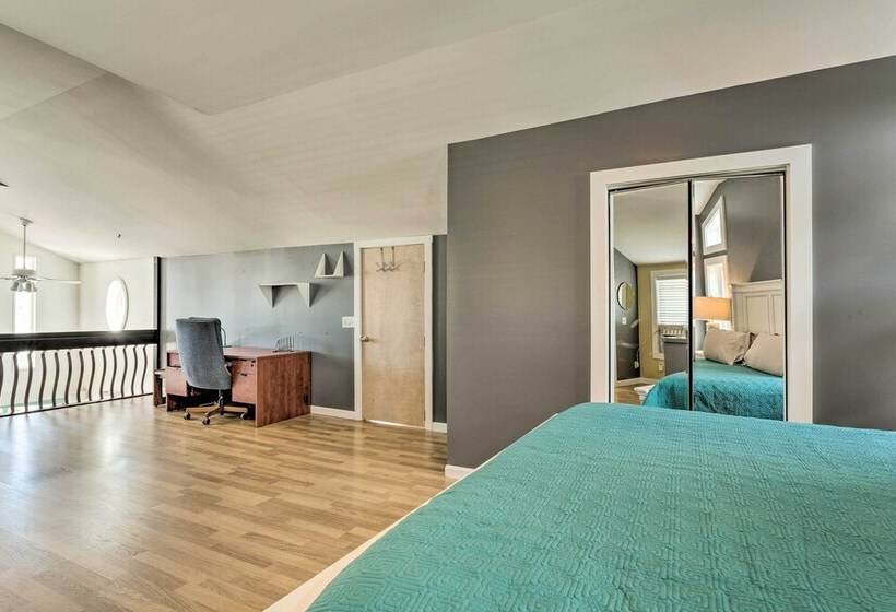 Sun Soaked Coastal Cottage W/ Deck + Walk To Beach