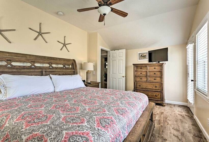 Sun Soaked Coastal Cottage W/ Deck + Walk To Beach