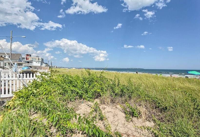 Sun Soaked Coastal Cottage W/ Deck + Walk To Beach