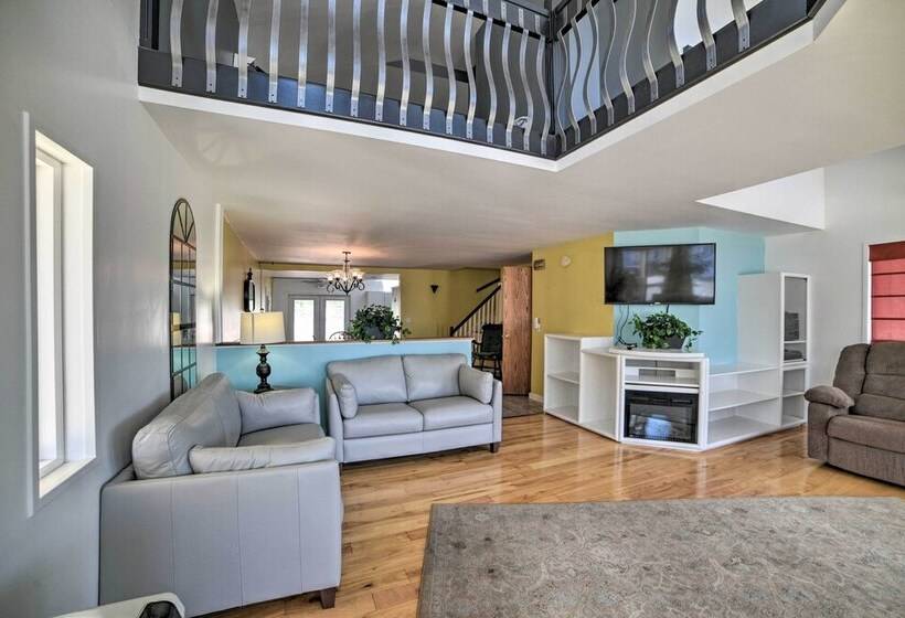 Sun Soaked Coastal Cottage W/ Deck + Walk To Beach