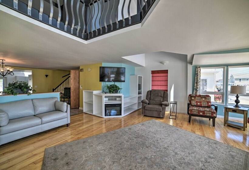 Sun Soaked Coastal Cottage W/ Deck + Walk To Beach