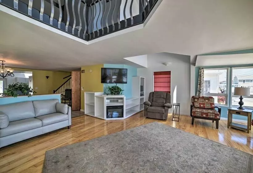 Sun Soaked Coastal Cottage W/ Deck + Walk To Beach