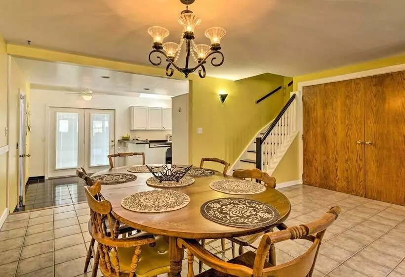 Sun Soaked Coastal Cottage W/ Deck + Walk To Beach