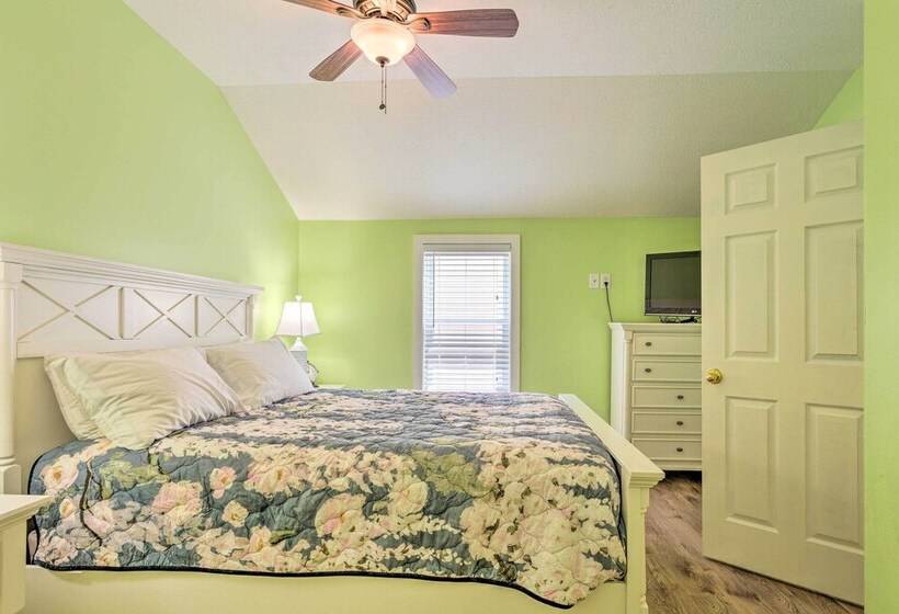 Sun Soaked Coastal Cottage W/ Deck + Walk To Beach