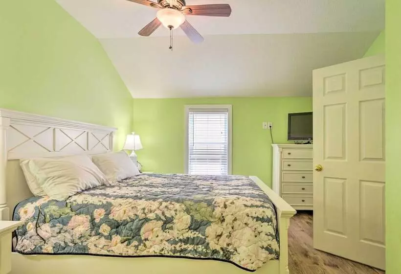 Sun Soaked Coastal Cottage W/ Deck + Walk To Beach