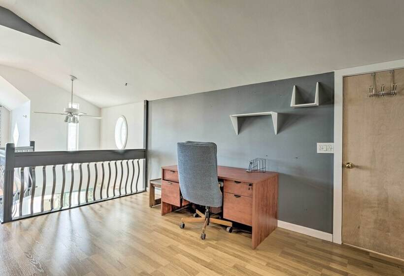 Sun Soaked Coastal Cottage W/ Deck + Walk To Beach