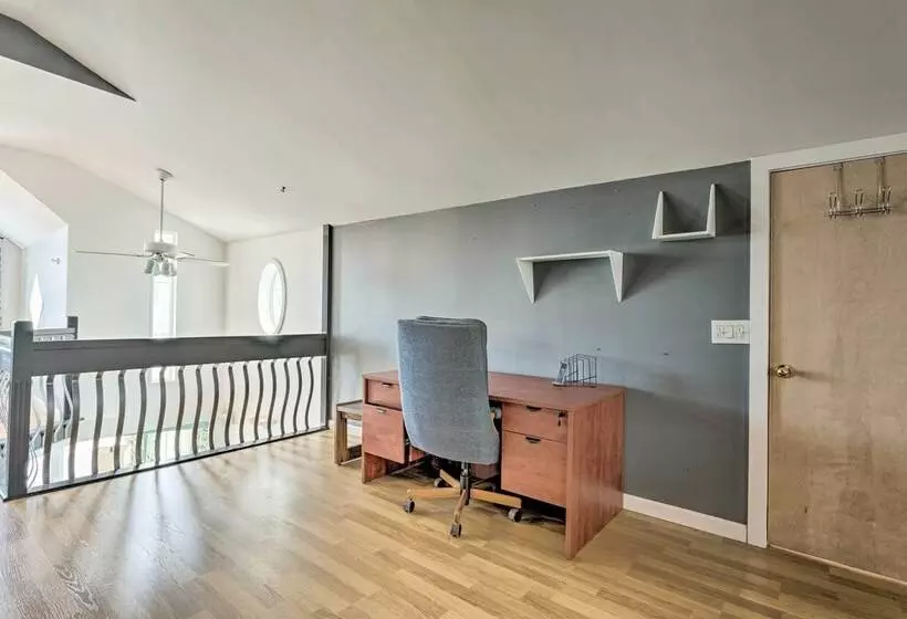 Sun Soaked Coastal Cottage W/ Deck + Walk To Beach