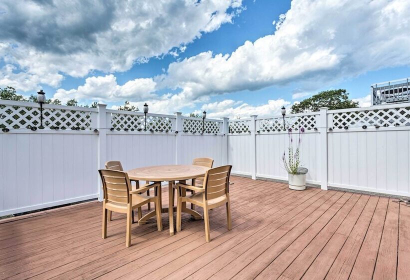 Sun Soaked Coastal Cottage W/ Deck + Walk To Beach