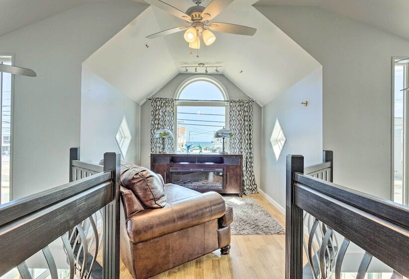 Sun Soaked Coastal Cottage W/ Deck + Walk To Beach