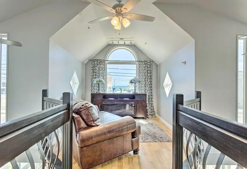 Sun Soaked Coastal Cottage W/ Deck + Walk To Beach