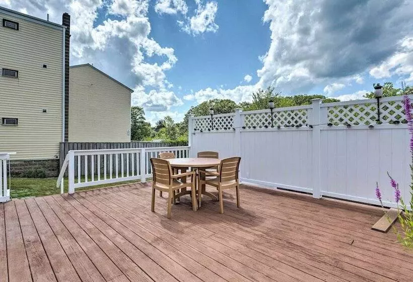 Sun Soaked Coastal Cottage W/ Deck + Walk To Beach