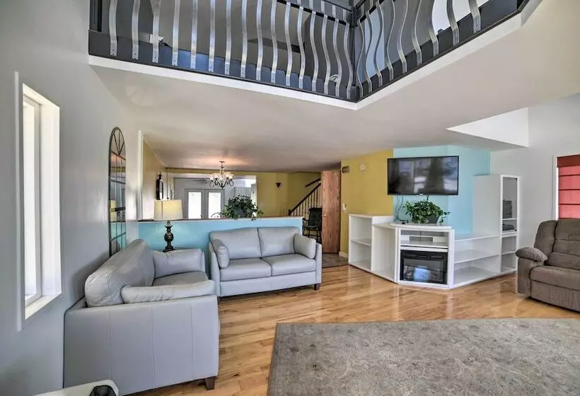 Sun Soaked Coastal Cottage W/ Deck + Walk To Beach