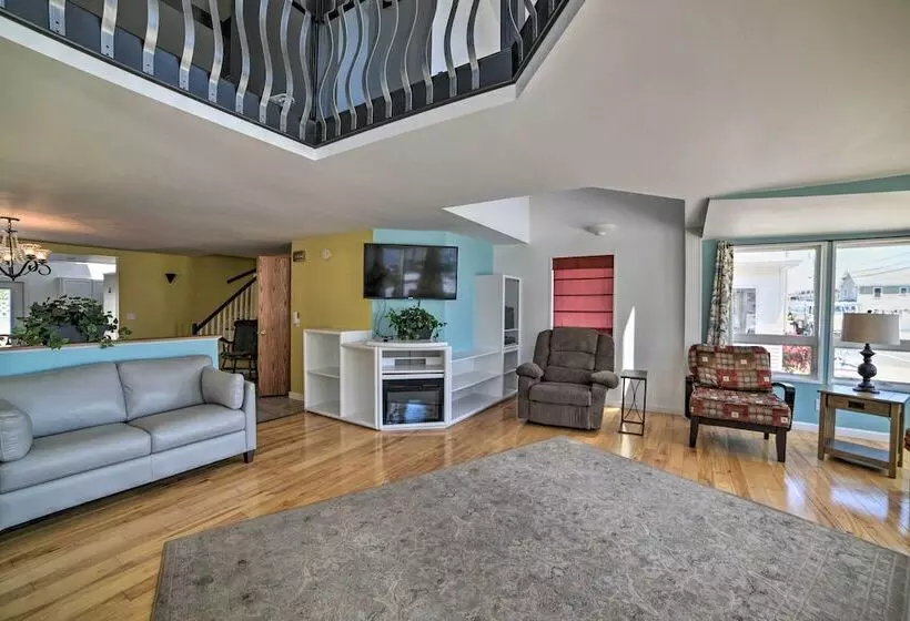 Sun Soaked Coastal Cottage W/ Deck + Walk To Beach