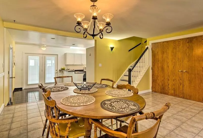 Sun Soaked Coastal Cottage W/ Deck + Walk To Beach