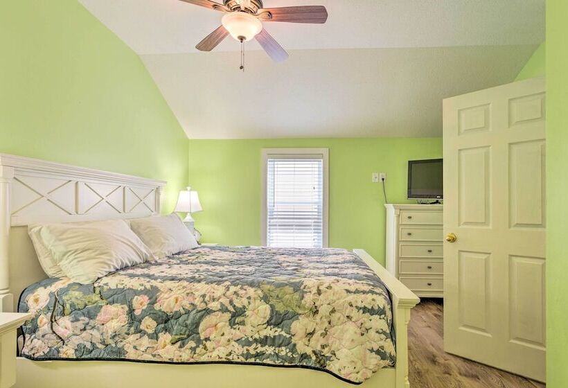 Sun Soaked Coastal Cottage W/ Deck + Walk To Beach