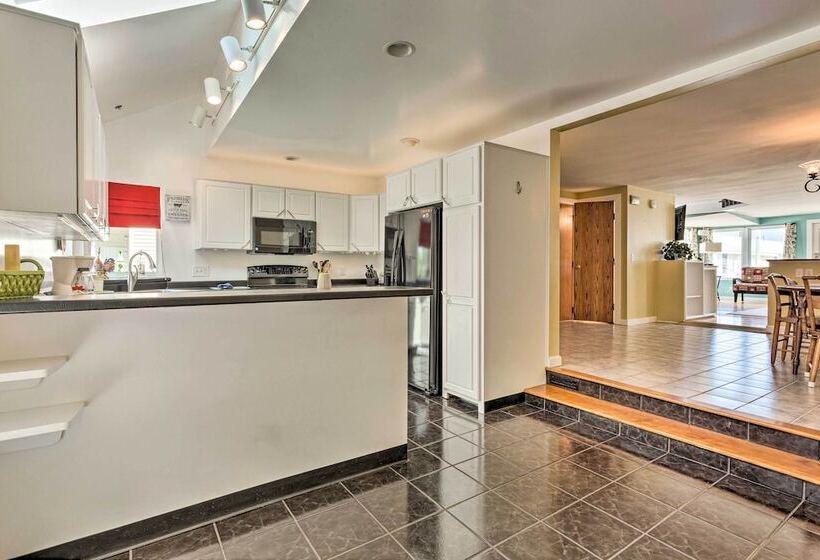 Sun Soaked Coastal Cottage W/ Deck + Walk To Beach