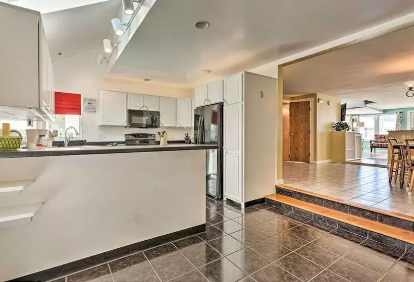 Sun Soaked Coastal Cottage W/ Deck + Walk To Beach