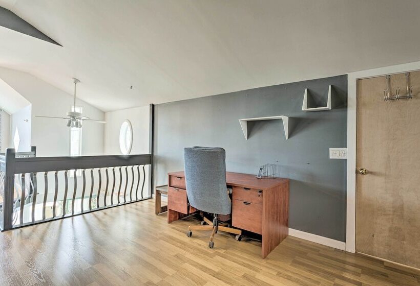 Sun Soaked Coastal Cottage W/ Deck + Walk To Beach