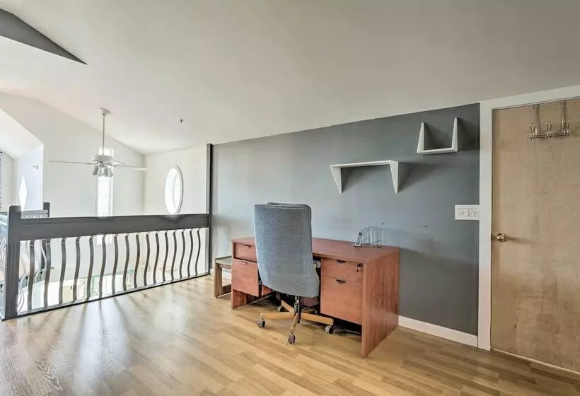 Sun Soaked Coastal Cottage W/ Deck + Walk To Beach