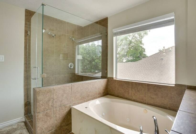 Texas Gulf Coast Vacation Rental: Private Pool!