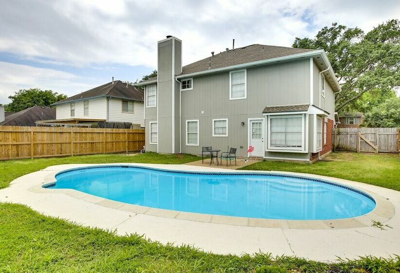 Texas Gulf Coast Vacation Rental: Private Pool!