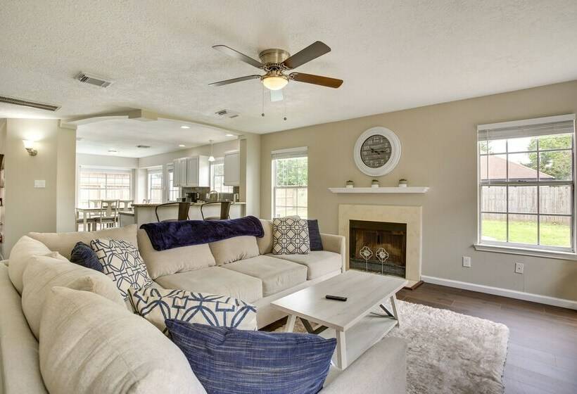 Texas Gulf Coast Vacation Rental: Private Pool!