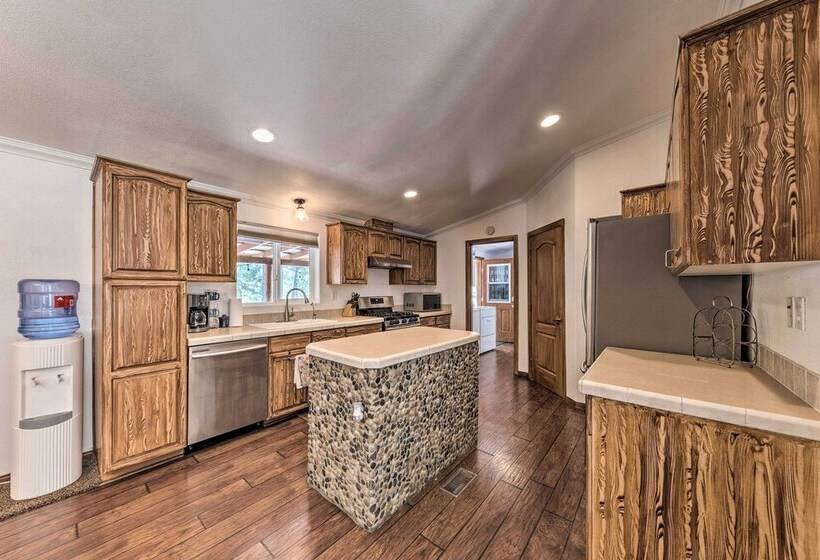 Tree Lined Alto Cabin: Near Parks & Trails!