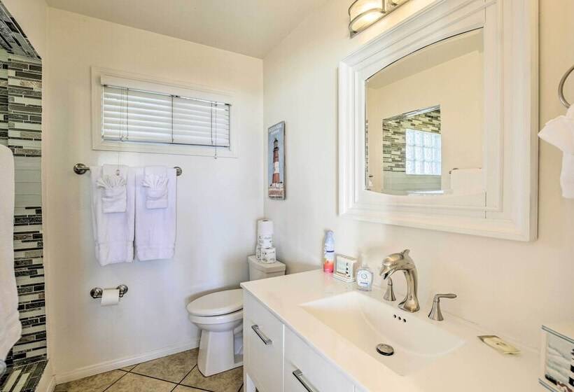 Tropical Oceanside Home W/ Deck, Walk To Beach