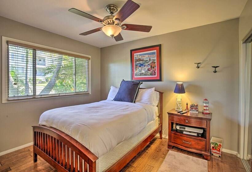 Tropical Oceanside Home W/ Deck, Walk To Beach