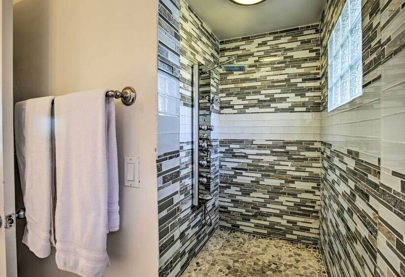 Tropical Oceanside Home W/ Deck, Walk To Beach