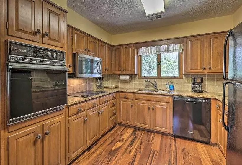 40 Acre Ski Retreat W/ Hot Tub In Banner Elk!