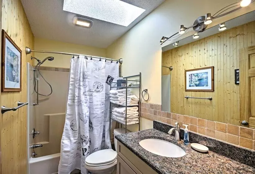Arden Vacation Rental W/ Private Hot Tub & Grill!