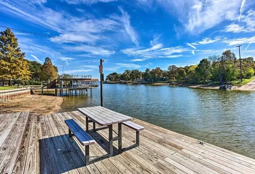 Walk To Cedar Creek Reservoir: Home W/ Fire Pit!
