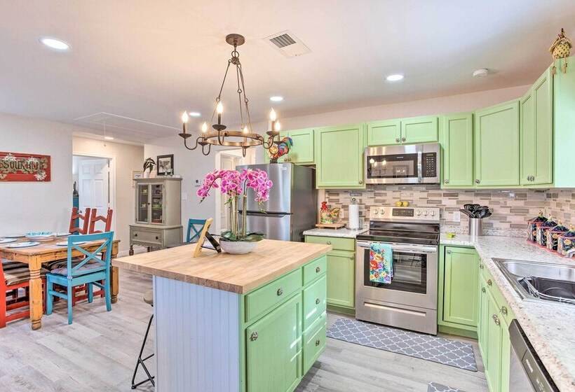 Walk To Cedar Creek Reservoir: Home W/ Fire Pit!