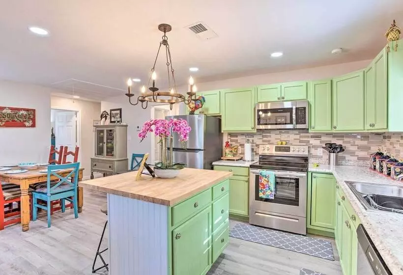 Walk To Cedar Creek Reservoir: Home W/ Fire Pit!