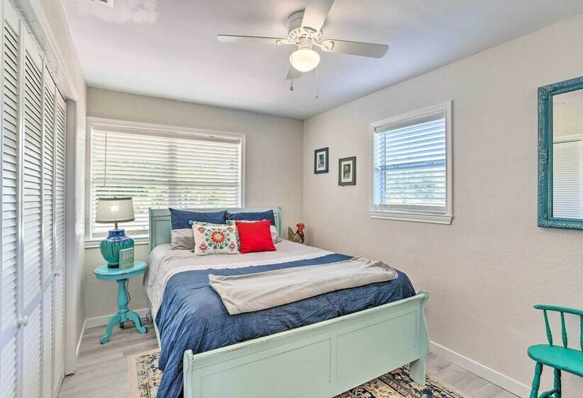 Walk To Cedar Creek Reservoir: Home W/ Fire Pit!