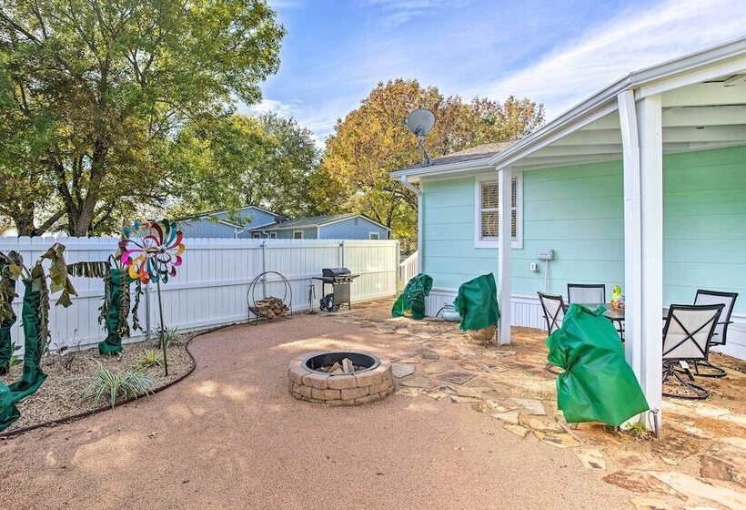 Walk To Cedar Creek Reservoir: Home W/ Fire Pit!