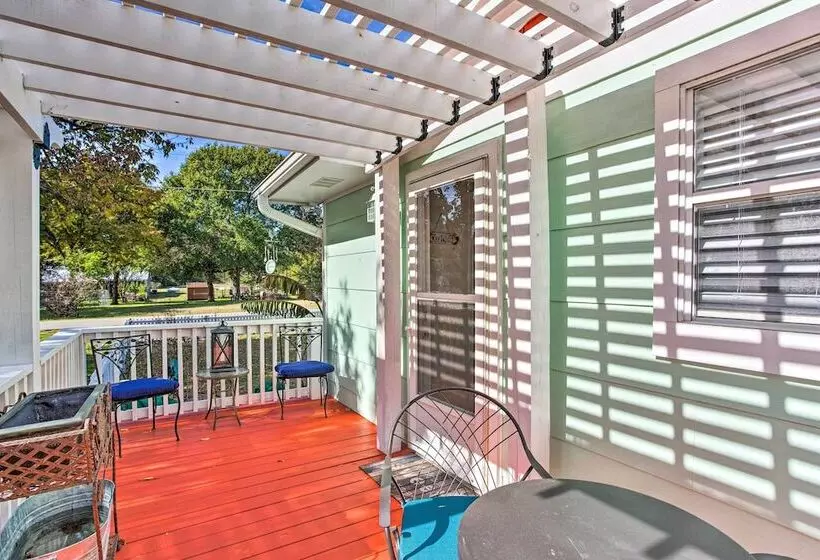 Walk To Cedar Creek Reservoir: Home W/ Fire Pit!