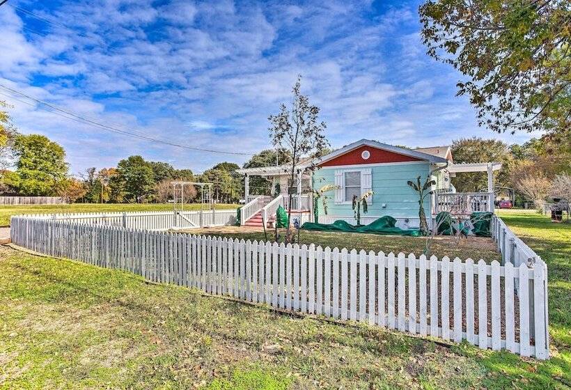 Walk To Cedar Creek Reservoir: Home W/ Fire Pit!