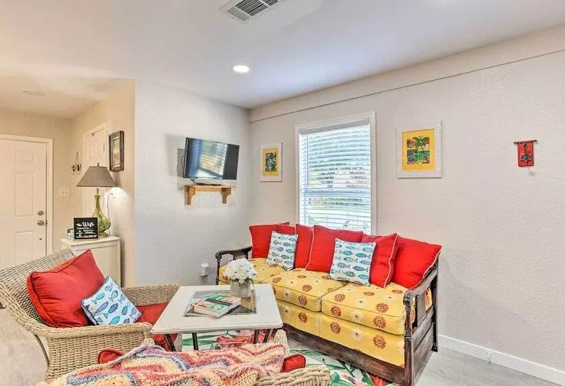 Walk To Cedar Creek Reservoir: Home W/ Fire Pit!