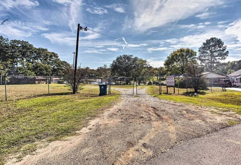 Walk To Cedar Creek Reservoir: Home W/ Fire Pit!