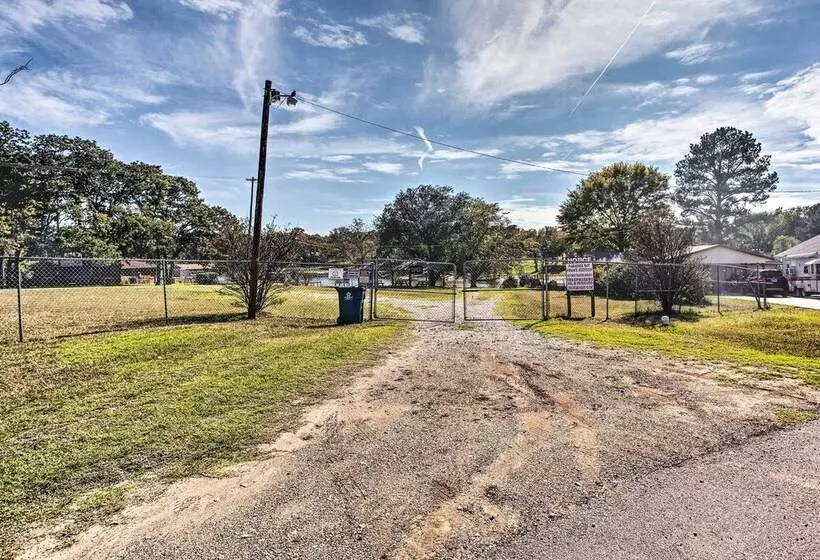 Walk To Cedar Creek Reservoir: Home W/ Fire Pit!