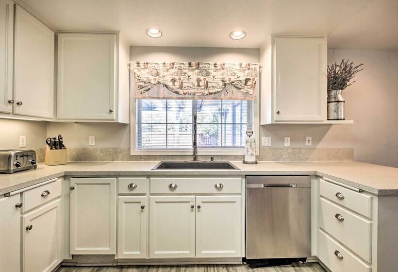 Charming Eugene Home W/ Fire Pit: 8 Mi To Uo!