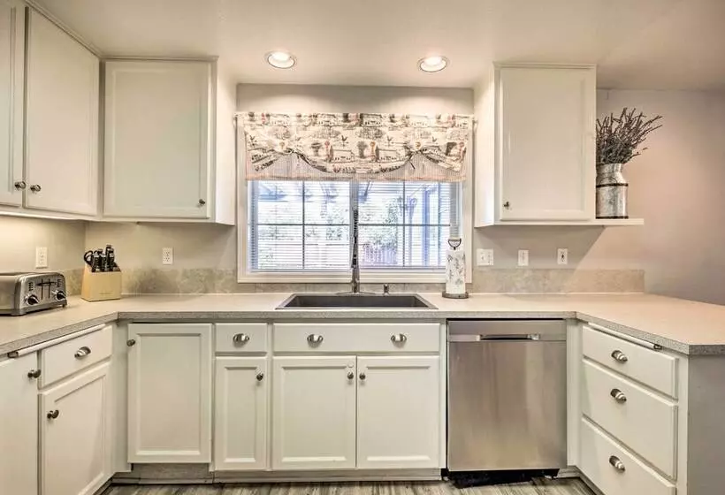 Charming Eugene Home W/ Fire Pit: 8 Mi To Uo!