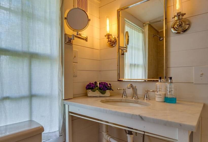 Charming Home < 2 Mi To Downtown Hendersonville!