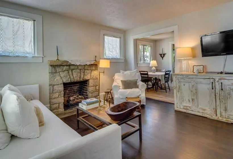 Charming Home < 2 Mi To Downtown Hendersonville!